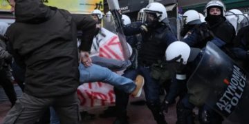 Απάντηση-γροθιά της μητέρας δικηγόρου στον άνδρα των ΜΑΤ: Είμαι εκείνη που την αποκάλεσες πουτ@@@