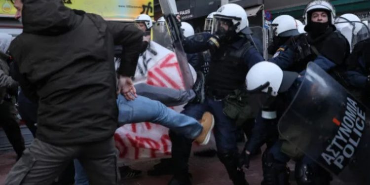 Απάντηση-γροθιά της μητέρας δικηγόρου στον άνδρα των ΜΑΤ: Είμαι εκείνη που την αποκάλεσες πουτ@@@