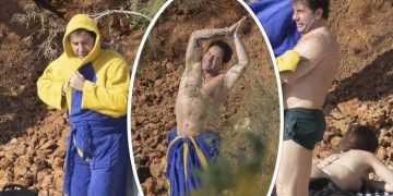 Γιώργος Μαζωνάκης: Ποιο κρύο; Απολαμβάνει τις βουτιές του στη Βουλιαγμένη![photos]