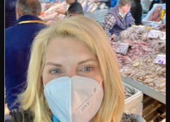 Alldaynews.gr Χαμός με την Ελένη Μενεγάκη: Παραβίασε τα μέτρα και κατέβηκε για ψώνια στην Κεντρική Αγορά της Αθήνας