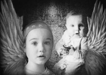 Σαν Αρχαία τραγωδία: Ο σπαραγμός της μάνας που έχασε 2 μικρά παιδιά μέσα σε 2 χρόνια σε μια φωτογραφία