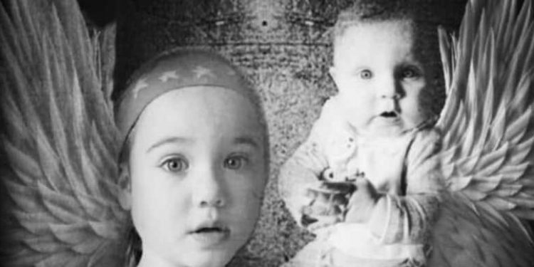 Σαν Αρχαία τραγωδία: Ο σπαραγμός της μάνας που έχασε 2 μικρά παιδιά μέσα σε 2 χρόνια σε μια φωτογραφία