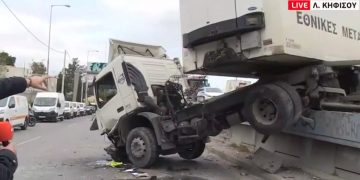 Πριν Λίγο-Λεωφόρο Κηφισού: Σοκαριστικό τροχαίο με Νταλίκα-Τρεις Τραυματίες[video]