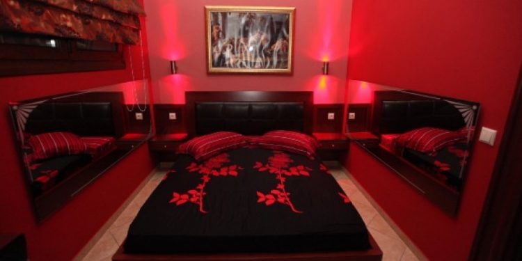 Alldaynews.gr Σάλος με ΡΟΖ διαμέρισμα: Πελάτης χτύπησε λάθος κουδούνι και ζητούσε υπηρεσίες