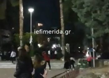 Αθήνα: Κορονοπάρτι σε πλατεία με 150 άτομα, με μουσική και καπνογόνα (vids)