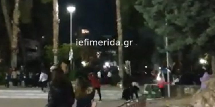 Αθήνα: Κορονοπάρτι σε πλατεία με 150 άτομα, με μουσική και καπνογόνα (vids)