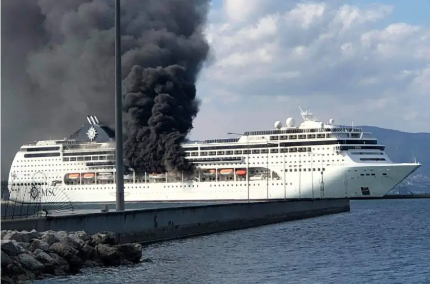 Κέρκυρα-Τώρα: Μεγάλη φωτιά σε κρουαζιερόπλοιο που βρίσκεται στο λιμάνι[Live]