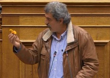 Απίστευτο! Ο Πολάκης Τρολάρει τον Άδωνι μέσα στη Βουλή με παιχνίδι μπουλντόζα![video]