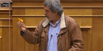 Απίστευτο! Ο Πολάκης Τρολάρει τον Άδωνι μέσα στη Βουλή με παιχνίδι μπουλντόζα![video]