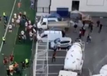 Απίστευτο ξύλο σε αγώνα ποδοσφαίρου: Πρόεδρος «πλάκωσε» αντίπαλο προπονητή – Παίκτης έσπασε το χέρι του (video)