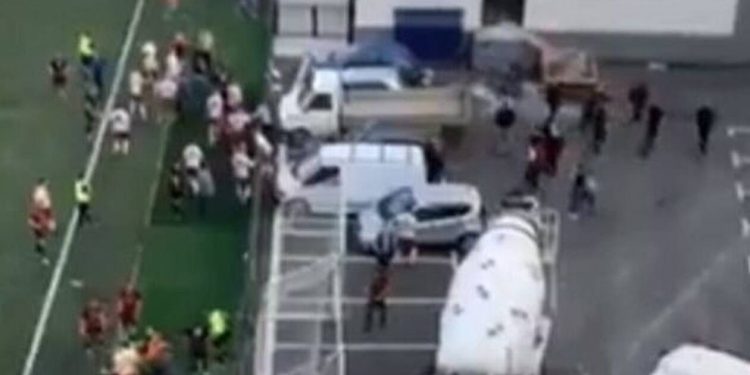 Alldaynews.gr Απίστευτο ξύλο σε αγώνα ποδοσφαίρου: Πρόεδρος «πλάκωσε» αντίπαλο προπονητή – Παίκτης έσπασε το χέρι του (video)