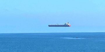 Alldaynews.gr πλοίο Κορνουάλη πετάει ship-cornueal