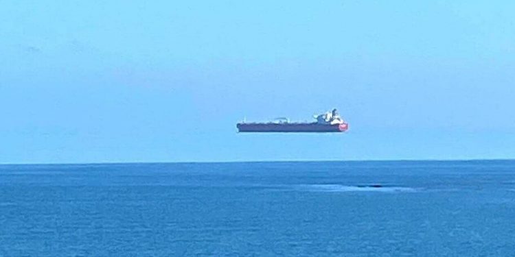 Alldaynews.gr πλοίο Κορνουάλη πετάει ship-cornueal