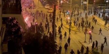 Δεν ήμουν καν στην Ν. Σμύρνη-Αρνείται τα πάντα ο 30χρονος που φέρεται να «γκρέμισε» τον αστυνομικό