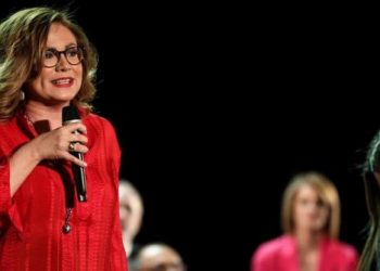 Η Σπυράκη ανήγγειλε νέα… απαγόρευση προς πολίτες: «Απαγορεύεται να βρίζουν αστυνομικούς από μπαλκόνια» (Video)