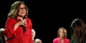 Η Σπυράκη ανήγγειλε νέα… απαγόρευση προς πολίτες: «Απαγορεύεται να βρίζουν αστυνομικούς από μπαλκόνια» (Video)