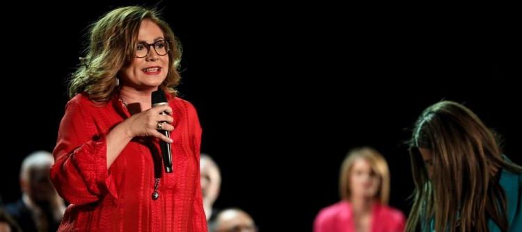 Η Σπυράκη ανήγγειλε νέα… απαγόρευση προς πολίτες: «Απαγορεύεται να βρίζουν αστυνομικούς από μπαλκόνια» (Video)