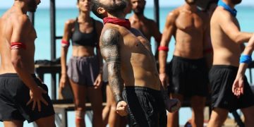 Alldaynews.gr Survivor: “Ο Τριαντάφυλλος το βράδυ πλακώνει ηχολήπτες, αλλά το πρωί πίνει αγιασμό! Οπότε εντάξει, είναι αγιασμένα χαστούκια”