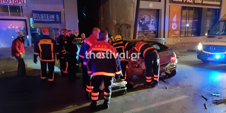 ΠΡΙΝ ΛΙΓΟ στη Θεσσαλονίκη: Ι.Χ. καρφώθηκε σε κολόνα στη Μοναστηρίου (pics)