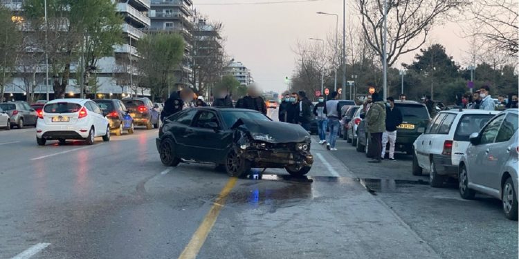 Alldaynews.gr Θεσσαλονίκη: Έχασε τον έλεγχο και καρφώθηκε σε σταθμευμένα οχήματα στην παραλιακή (pics, video)