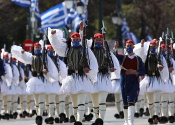 25η Μαρτίου: Οι τσολιάδες χτυπάνε τα τσαρούχια για να ακούν οι νεκροί