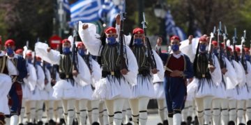 25η Μαρτίου: Οι τσολιάδες χτυπάνε τα τσαρούχια για να ακούν οι νεκροί