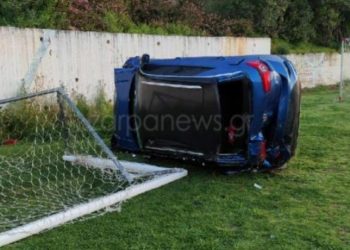 Απίθανο τροχαίο στην Κρήτη: Αυτοκίνητο μπήκε …γκολ (pics)