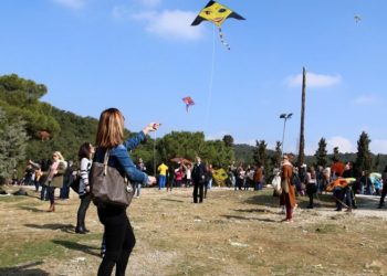 Alldaynews.gr Καθαρά Δευτέρα: Πέταγμα χαρταετού σε γειτονιές, τι μήνυμα στέλνουμε στο 13033, τι ισχύει για μετακινήσεις