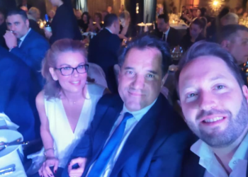 34χρονος «γαλάζιος» αντιδήμαρχος εμβολιάστηκε εκτός σειράς και το είπε στο Facebook (pics)