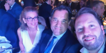 Alldaynews.gr 34χρονος «γαλάζιος» αντιδήμαρχος εμβολιάστηκε εκτός σειράς και το είπε στο Facebook (pics)