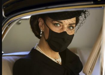 Κηδεία πρίγκιπα Φίλιππου: Γιατί το μαργαριταρένιο κόσμημα της Kate Middleton ράγισε τις καρδιές των Βρετανών