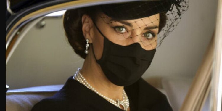 Κηδεία πρίγκιπα Φίλιππου: Γιατί το μαργαριταρένιο κόσμημα της Kate Middleton ράγισε τις καρδιές των Βρετανών