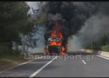 Λαμπάδιασε νταλίκα στην Εθνική οδό[Σοκαριστικές Εικονες]