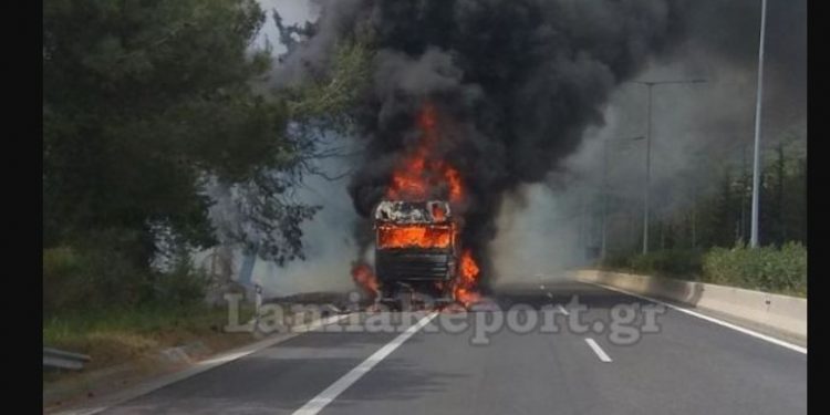 Λαμπάδιασε νταλίκα στην Εθνική οδό[Σοκαριστικές Εικονες]