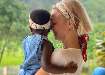 Η τρυφερή ανάρτηση της Χριστίνας Κοντοβά με το κοριτσάκι που θα υιοθετήσει[photos]