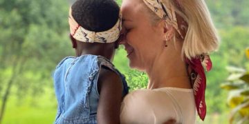 Η τρυφερή ανάρτηση της Χριστίνας Κοντοβά με το κοριτσάκι που θα υιοθετήσει[photos]