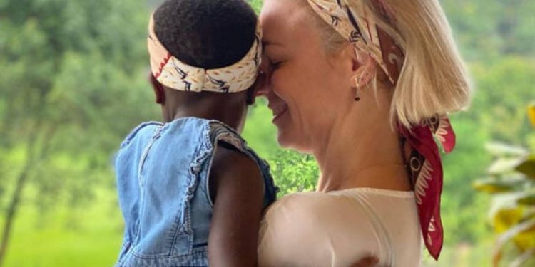 Η τρυφερή ανάρτηση της Χριστίνας Κοντοβά με το κοριτσάκι που θα υιοθετήσει[photos]