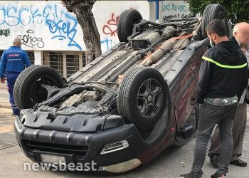 Τροχαίο στο κέντρο της Αθήνας: Αναποδογύρισε αυτοκίνητο μετά από σύγκρουση με σχολικό λεωφορείο[Φωτογραφίες]