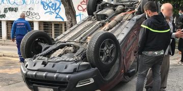 Τροχαίο στο κέντρο της Αθήνας: Αναποδογύρισε αυτοκίνητο μετά από σύγκρουση με σχολικό λεωφορείο[Φωτογραφίες]