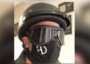 Τα “Σπάει” Έλληνας τραγουδιστής! Η Διπλή μάσκα για τον κορονoϊό![photo]