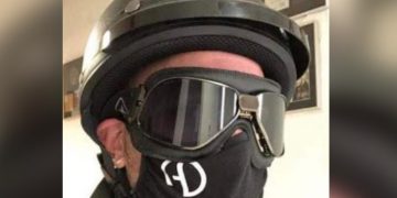 Τα “Σπάει” Έλληνας τραγουδιστής! Η Διπλή μάσκα για τον κορονoϊό![photo]