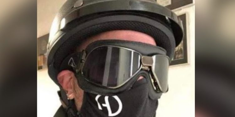 Τα “Σπάει” Έλληνας τραγουδιστής! Η Διπλή μάσκα για τον κορονoϊό![photo]