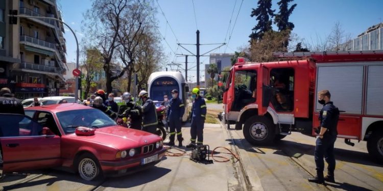 Απίστευτο Τροχαίο στο Νέο Κόσμο: Σύγκρουση τραμ με ΙΧ[Φωτογραφίες]