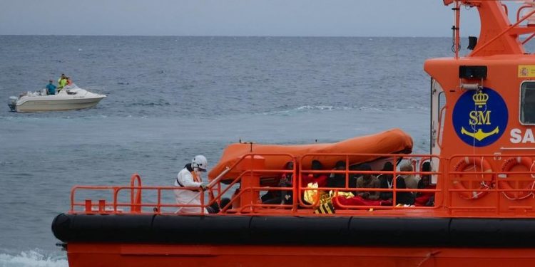 Alldaynews.gr Έφτασε στα Κανάρια νησιά το πλοιάριο “Φάντασμα” με τους 24 νεκρούς