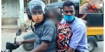 Μετέφεραν τη νεκρή μάνα τους τρικάβαλο στο μηχανάκι και πέφτουν σε έλεγχο[Απίστευτες Εικόνες]