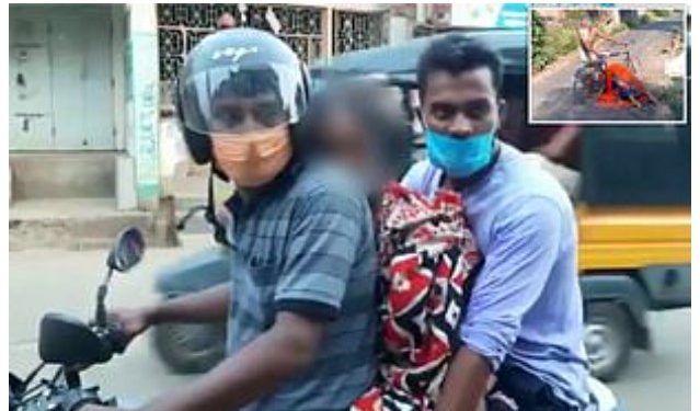 Μετέφεραν τη νεκρή μάνα τους τρικάβαλο στο μηχανάκι και πέφτουν σε έλεγχο[Απίστευτες Εικόνες]