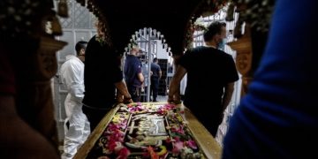 Φυλακές Κορυδαλλού: Συγκινητικές στιγμές στην περιφορά του Επιταφίου[video]