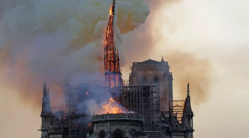 Σαν Σήμερα: Μεγάλη πυρκαγιά καταστρέφει την οροφή της Παναγίας των Παρισίων