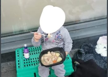 Ραγίζει καρδιές η 4χρονη που τρώει «το ένα ζεστό γεύμα της την ημέρα» στην άκρη του δρόμου