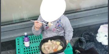 Ραγίζει καρδιές η 4χρονη που τρώει «το ένα ζεστό γεύμα της την ημέρα» στην άκρη του δρόμου